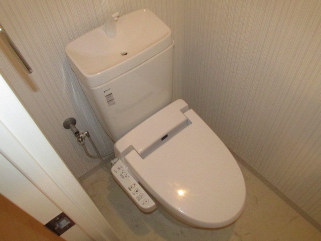 洗面設備　鏡もついて清潔感があります。