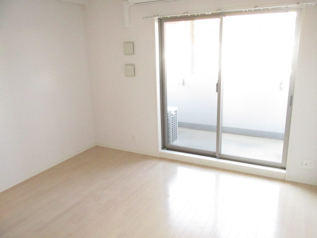 居室・リビング　ピッカピカの床に落ち着きます。