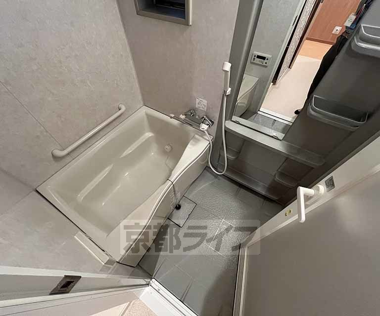 バス・シャワールーム　清潔感あるバスルームです