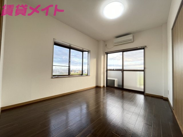 居室・リビング　同物件別室写真