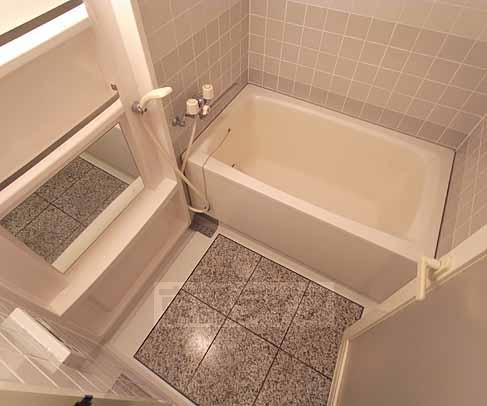 バス・シャワールーム　広くてゆったり入れます。