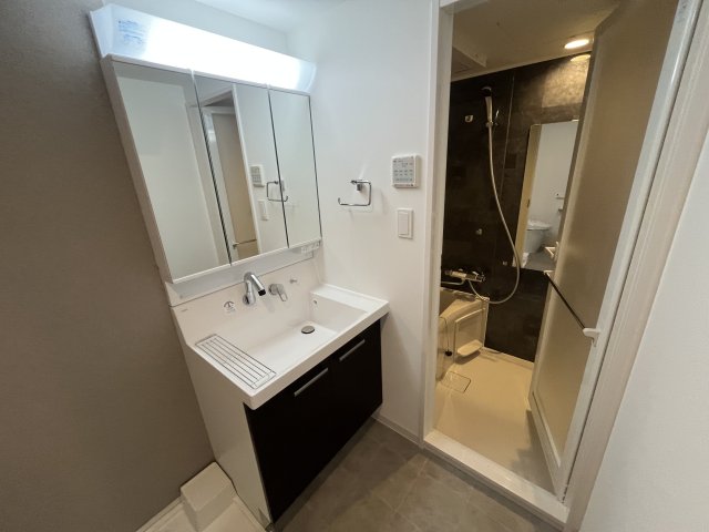 洗面設備　独立洗面台あり、毎朝おしゃれに忙しい女性の方におすすめです