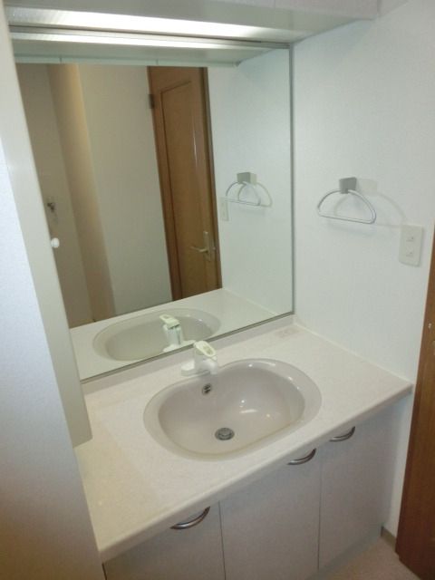 洗面設備　広々な洗面台