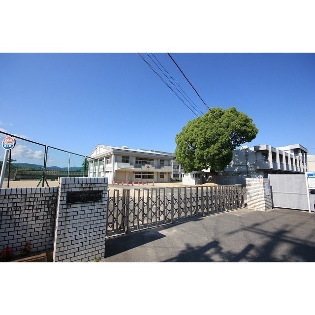 小学校　南小学校（小学校）まで640m