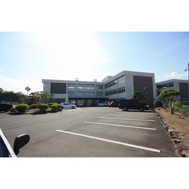 中学校　鶴山中学校（中学校）まで2000m