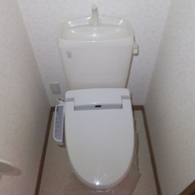 トイレ　人気の温水洗浄便座です。