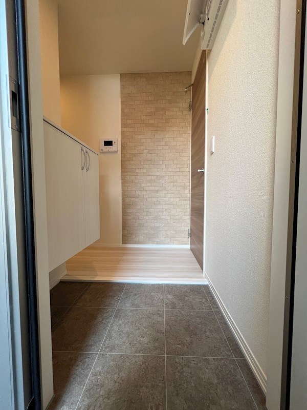 玄関　同仕様写真(反転タイプ)