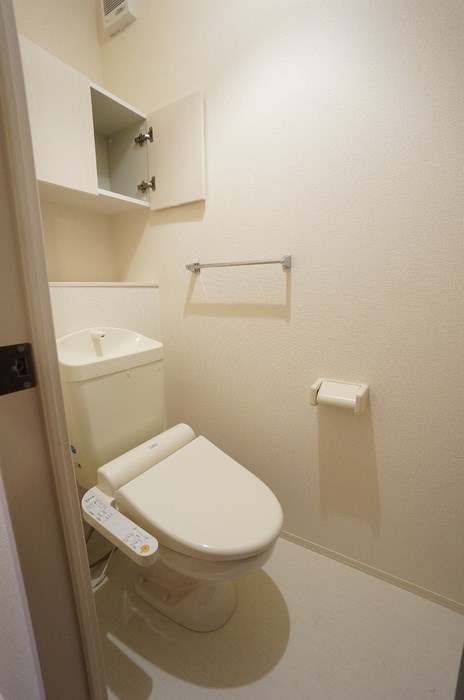 トイレ　戸棚付き１掃除道具等隠せます☆温水洗浄暖房便座付きトイレ