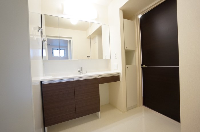 洗面設備　大きな鏡が嬉しいですね♪