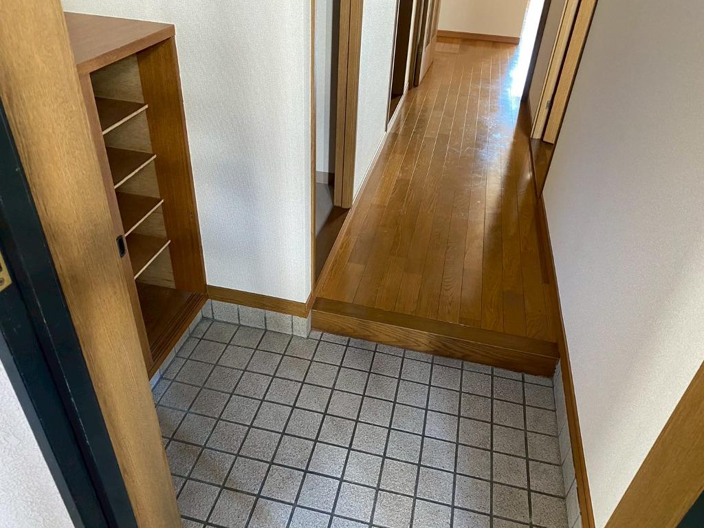 玄関　グランドール大幸II (写真間取り反転タイプ)