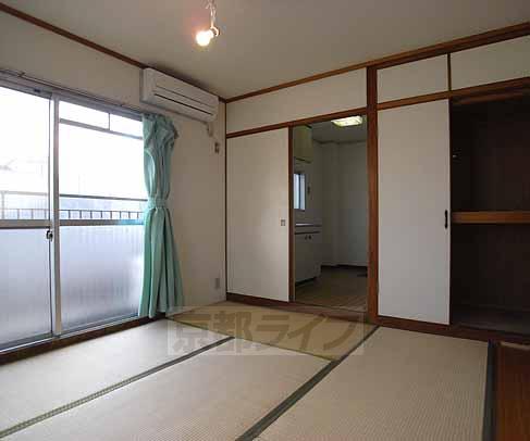 居室・リビング　和室と板間のお部屋です。