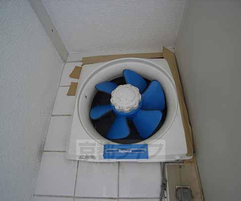 その他設備　ブルーの換気扇です。