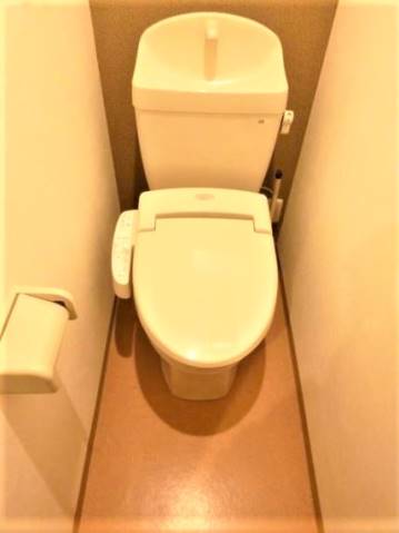 トイレ　温水洗浄便座付きです