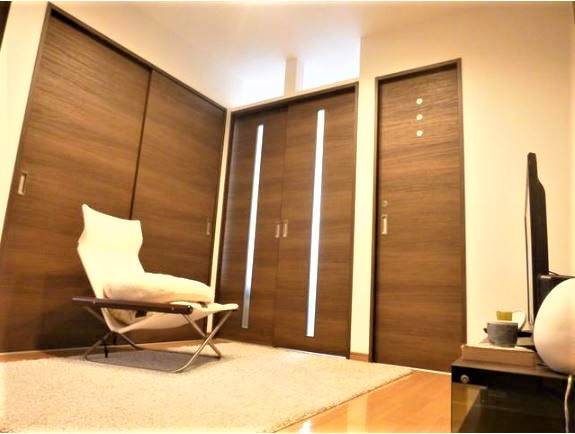 居室・リビング　家具の配置に困らないリビングですね