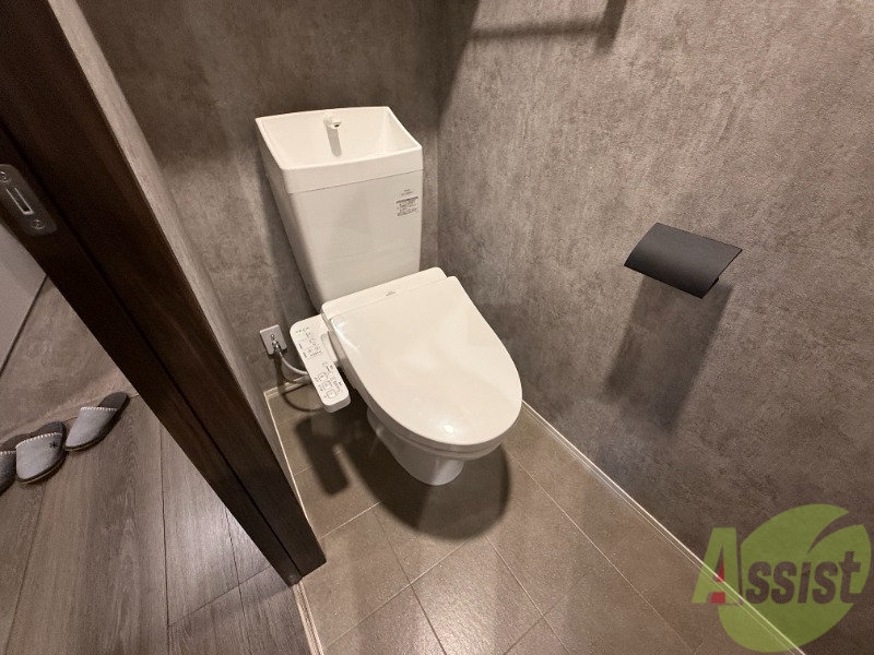 トイレ　お手洗いは嬉しいウォシュレット付きですよ。