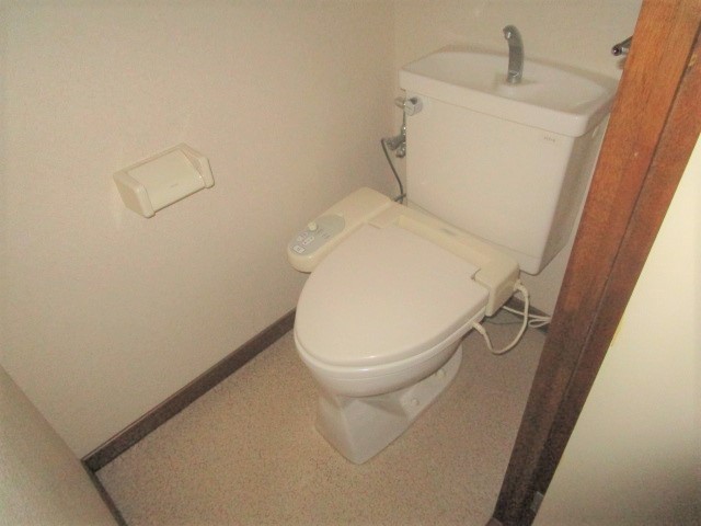 トイレ　別号室の参考写真になります。