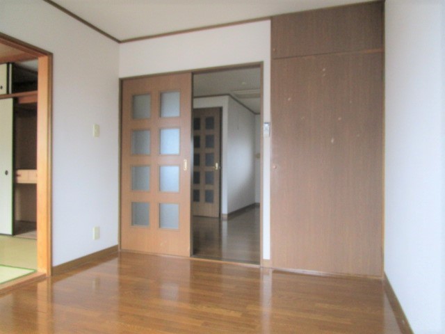 居室・リビング　別号室の参考写真になります。