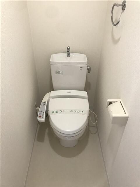 トイレ　別部屋の写真になります