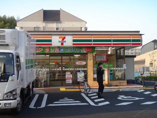 その他　コンビニ３（その他）まで560m