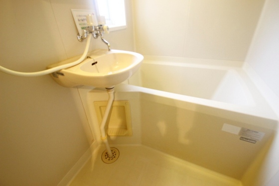 バス・シャワールーム　※別室の写真を使用しております※