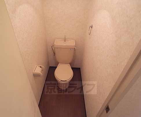 トイレ　タオル掛けもあり。