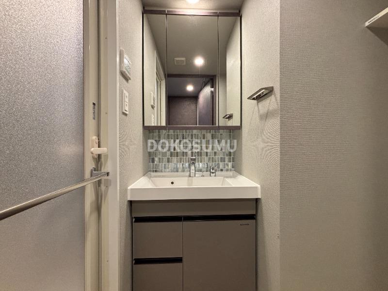 洗面設備　忙しい朝もスムーズに。使いやすさを追求した清潔な洗面空間。