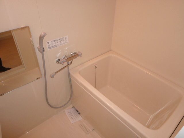 バス・シャワールーム　広めの浴室です。（浴室乾燥機付きです）