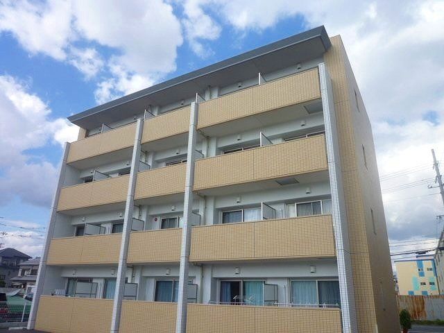 建物外観　鉄筋コンクリート造の重厚な建物です。