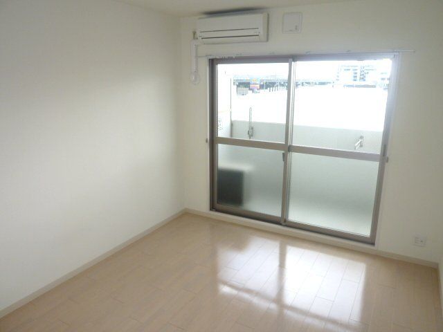 居室・リビング　広めの洋室8帖です。