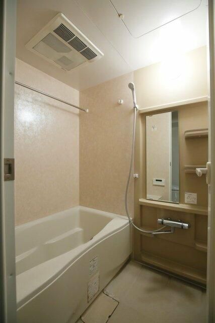 バス・シャワールーム　※同建物内・別タイプの参考写真です。