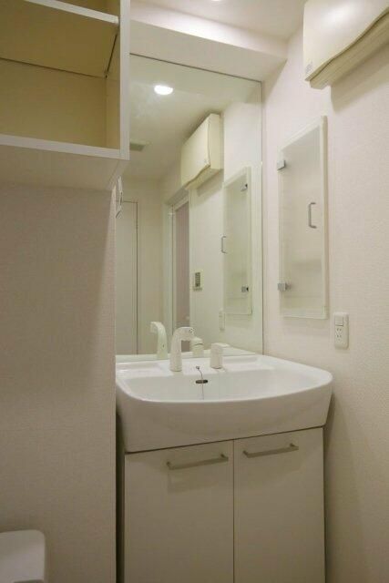 洗面設備　※同建物内・別タイプの参考写真です。