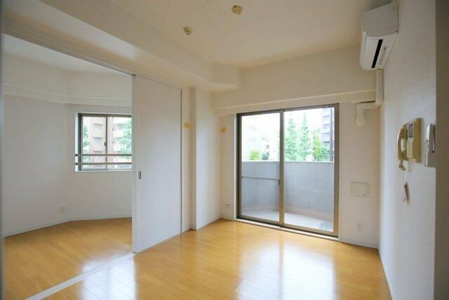 居室・リビング　※同建物内・別タイプの参考写真です。