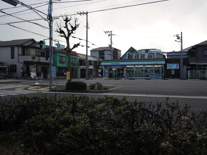 コンビニ　ファミリーマート（コンビニ）まで240m