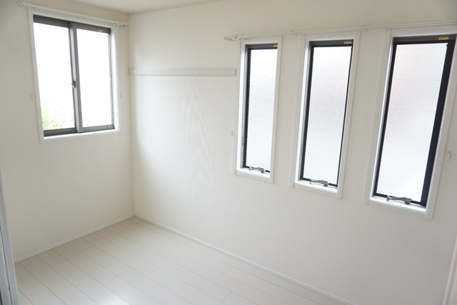 その他部屋・スペース　２面採光で明るい洋室４．５帖