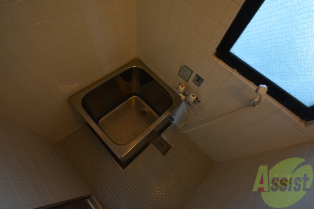 バス・シャワールーム　お風呂に窓があり換気できます