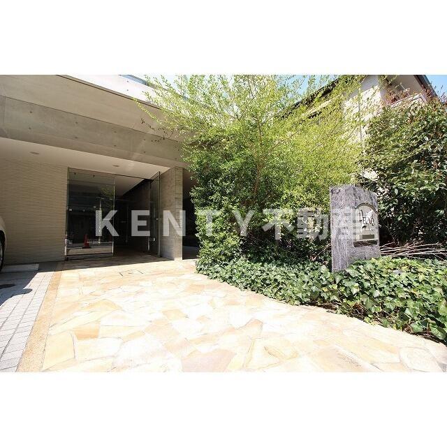 エントランス　落ち着いたエントランスです