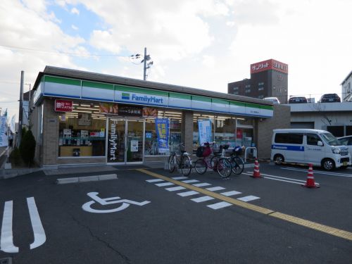 コンビニ　ファミリーマート守口八雲東町店（コンビニ）まで887m