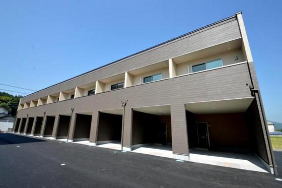 建物外観　車好きの方に！ガレージ付き１ＬＤＫ物件♪