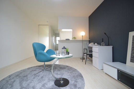 居室・リビング　アクセントクロスが高級感を演出♪※家具は配置イメージです。