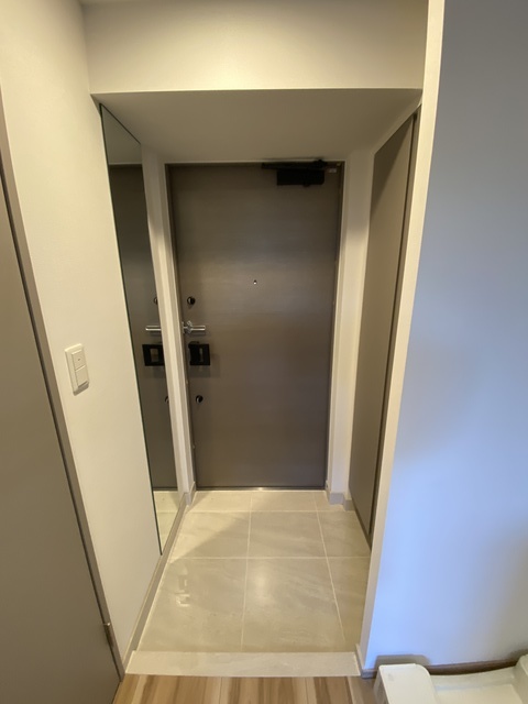 玄関　姿見付きです。