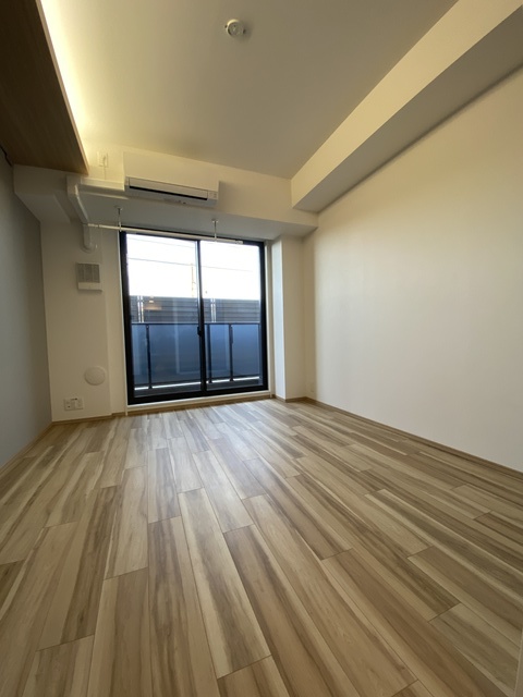 居室・リビング　フローリングの色合いとダウンライトがマッチしてます。