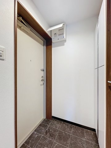 玄関　毎日通る玄関はこちらです（※別号室の写真です）