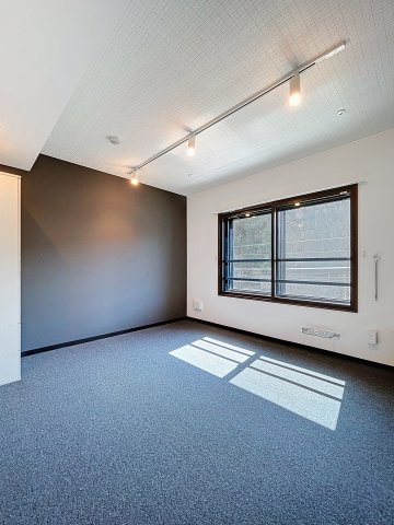 居室・リビング　居室は防音床、防音壁、防音天井となっており、コンクリートの厚