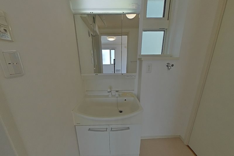 洗面設備　同タイプの別部屋のものになります