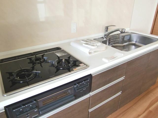 キッチン　★使い易い３口ガスのシステムキッチンです★