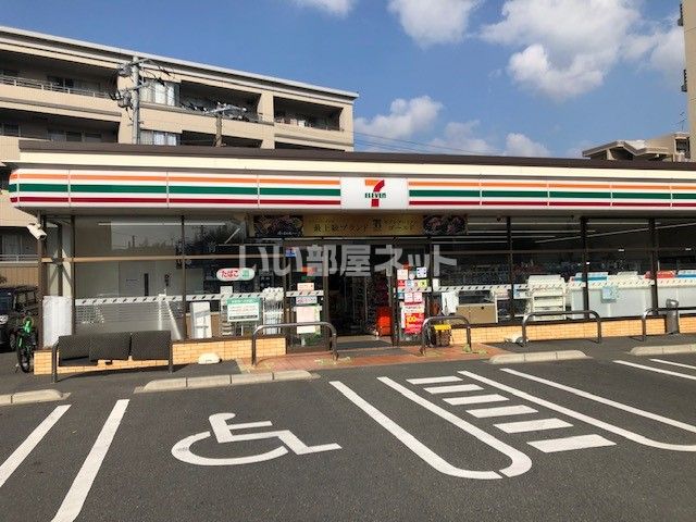 コンビニ　セブンイレブン八幡三ケ森電停前店（コンビニ）まで244m