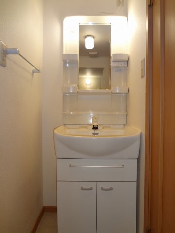 洗面設備　明るい洗面所です