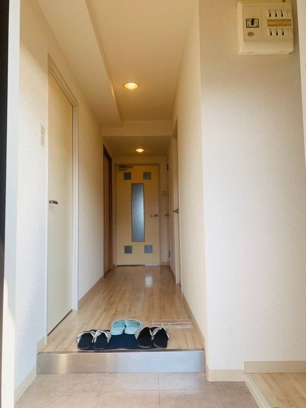 玄関　同物件。同タイプの別号室参考写真になります。