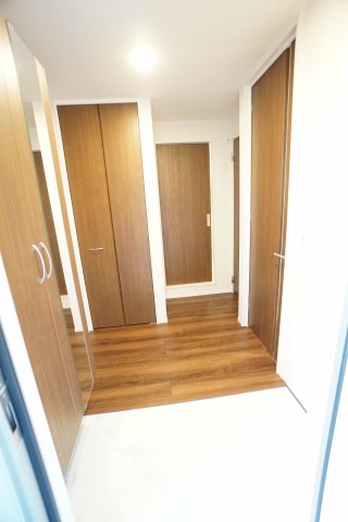 玄関　※同物件・反転タイプの写真です。