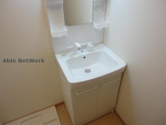 洗面設備　※同物件別部屋の写真です。